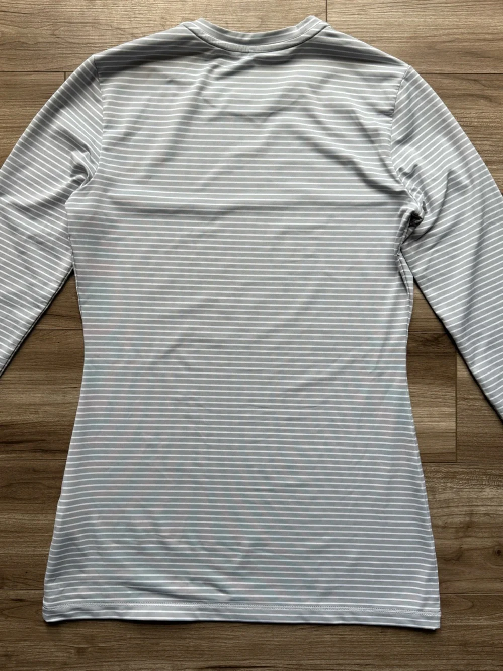 Nike Golf Women’s long sleeve Dri-fit crewneck shirt size s grey white stripes